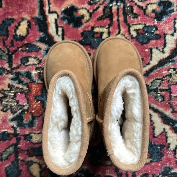 UGG toddler classic weather short 7T - Picture 5 of 8